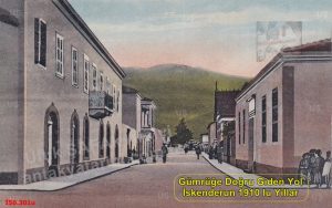 İskenderun 1910-1919 Bir Tarafı Gümrük Binası-Deniz Feneri’ne  Diğer Tarafı Kışlaya Çıkan Yol